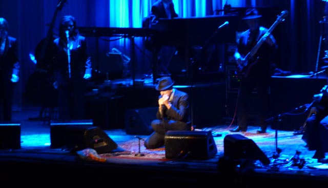LeonardCohen2010-11-13LaverArenaMelbourneAustralia (1).jpg